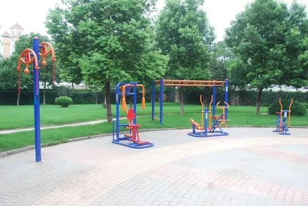 老年朋友請留意 小區健身器使用需謹慎，科學鍛煉保健康